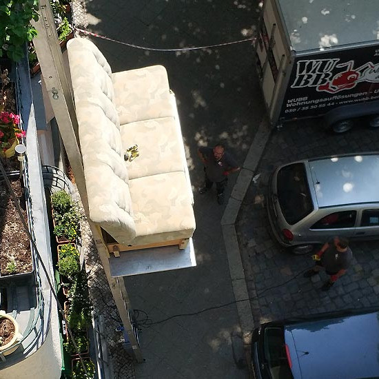 WUBB Haushaltsaufloesung Außenfahrstuhl mit Couch