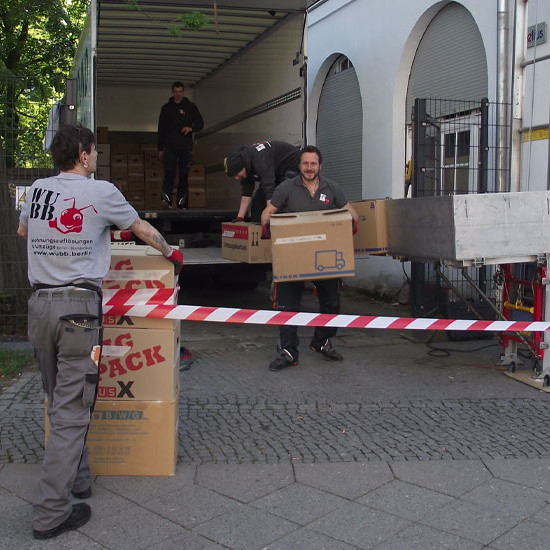 WUBB Geschäftsauflösung mit mehrern Mitarbeitern und einem Möbellift