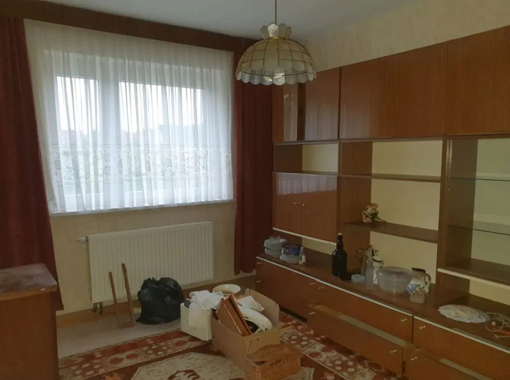 WUBB vollgestelltes Wohnzimmer vor der Entrümpelung