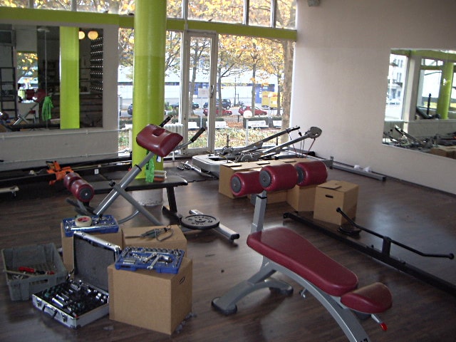 Wubb.berlin vollgestelltes Fitnessstudio vor einer Geschaeftsaufloesung in Berlin Spandau