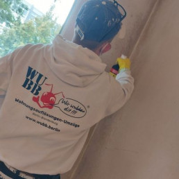 WUBB Mitarbeiter reinigt den Raum bei Wohnungsauflösung Berlin Spandau