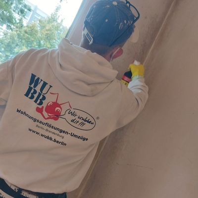 WUBB Mitarbeiter reinigt den Raum bei Wohnungsaufl&ouml;sung Berlin Spandau